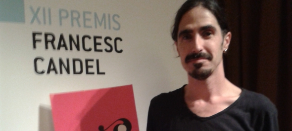 Hugo Marza recollint el premi pel programa que impulsa a l'Ajuntament de l'Hospitalet
