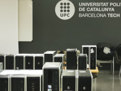 La UEC La Clau rep 10 ordinadors gràcies al programa UPC Reutilitza