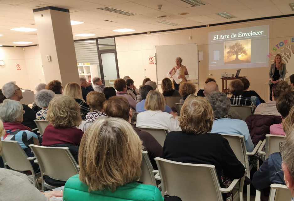 Participants i ponents durant la xerrada “L’art d’envellir: claus per a un envelliment saludable”, celebrada a l’Espai Mollerussa.