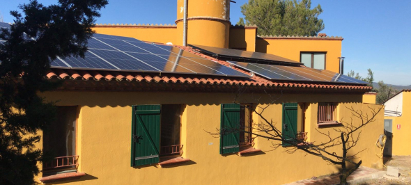 L’entesa entre 4 cooperatives fa possible la creació d’una instal·lació fotovoltaica autònoma, al Centre d’acollida l’Illot Gran. 