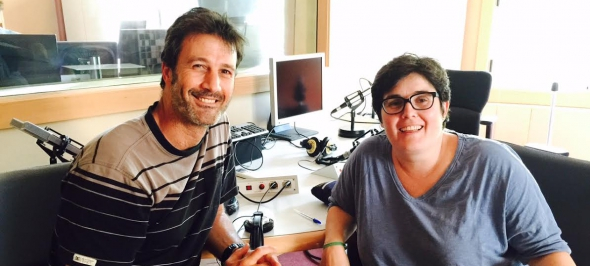 Alba Rojas als estudis de Catalunya Ràdio amb el periodista Adam Martin Alba Rojas